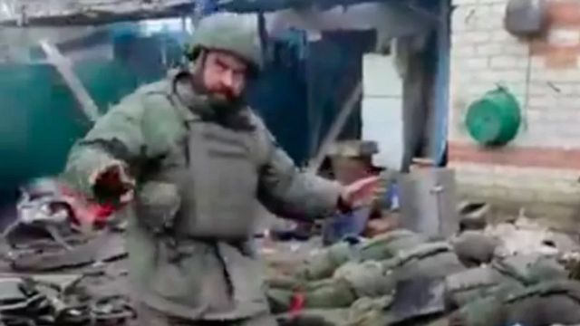 Kreml vytáhl video a obviňuje Ukrajinu z popravy desítky válečných zajatců
